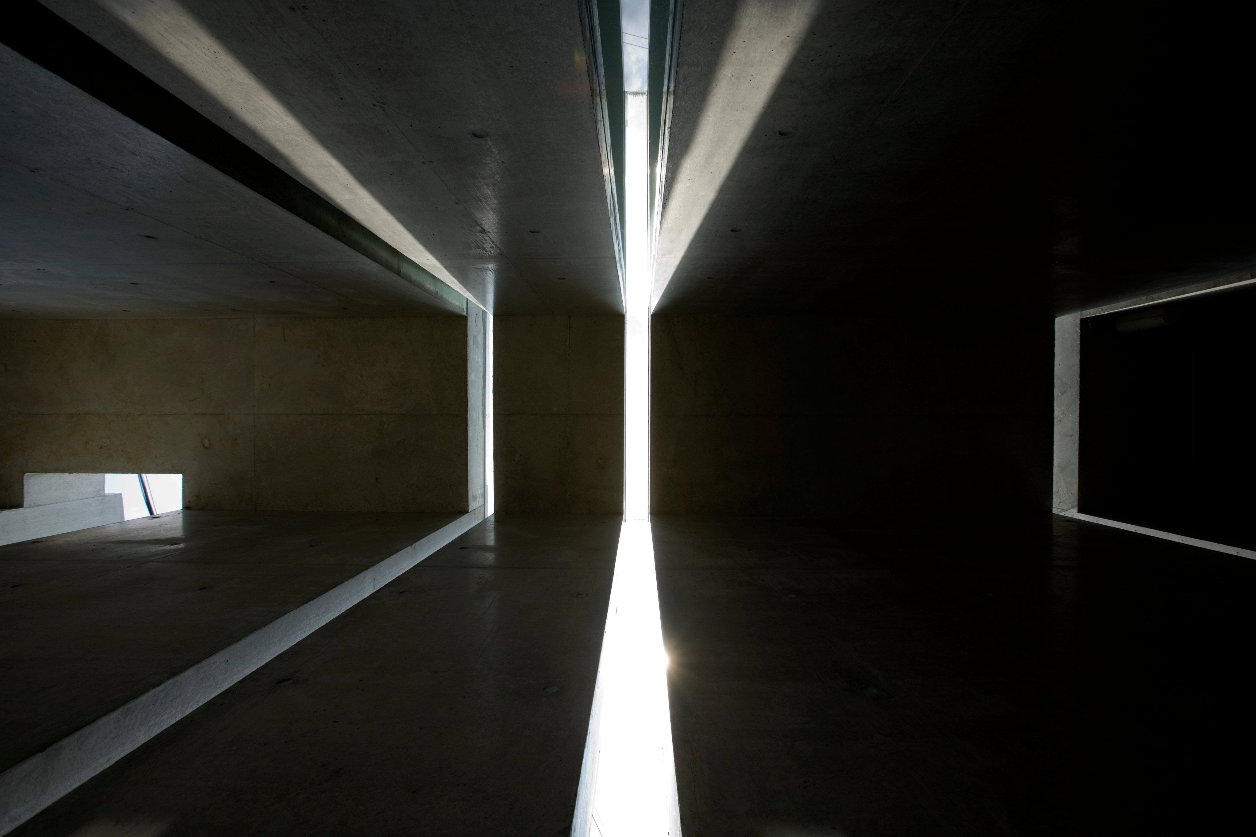 A perfect example of the intention behind the slits: a wide array of light filters in through a small opening, granting ample brightness for a minimal surface area.