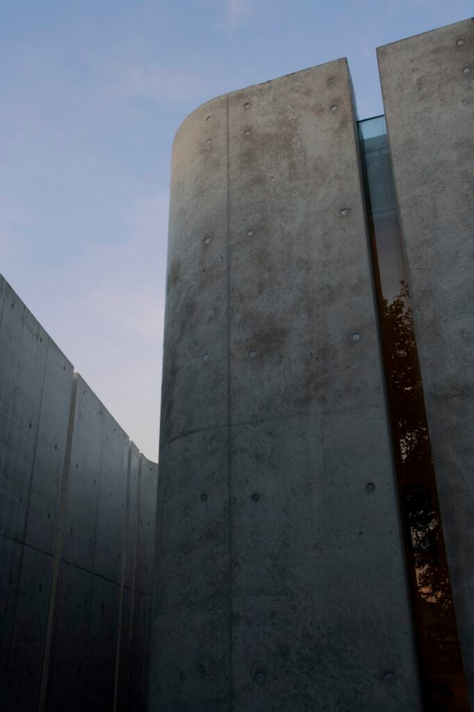 The interior home wall at right fills the slits in with glass, for a window-like effect, allowing sunlight in but keeping a draft out.
