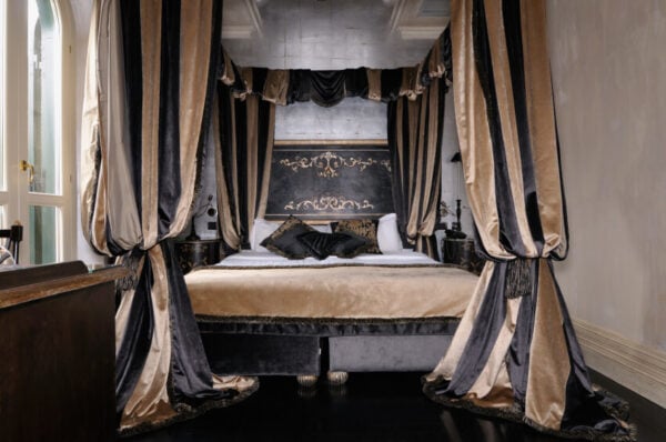 18 Primary Bedrooms Featuring Canopy Beds and Four Poster Beds ...