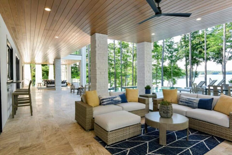 57 Luxurious Covered Patio Ideas (Pictures)