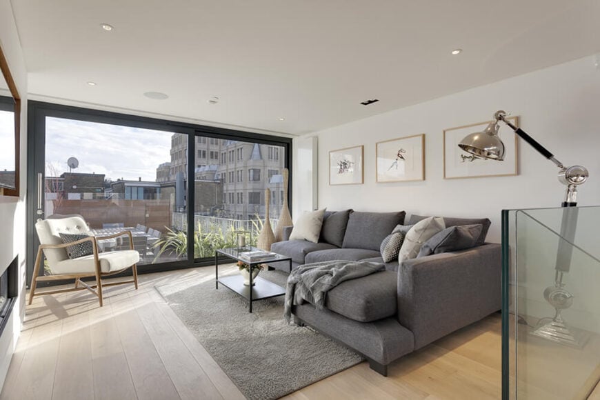 In this living room, the views over London are gorgeous and bright, courtesy of more full height windows. The glass panels here slide, opening to connect the terrace.
