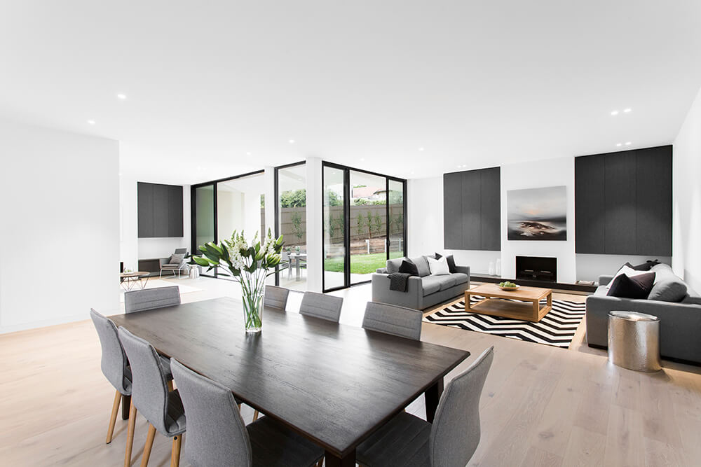Panoramic Windows Show Off Modern Home Interior – Home Stratosphere