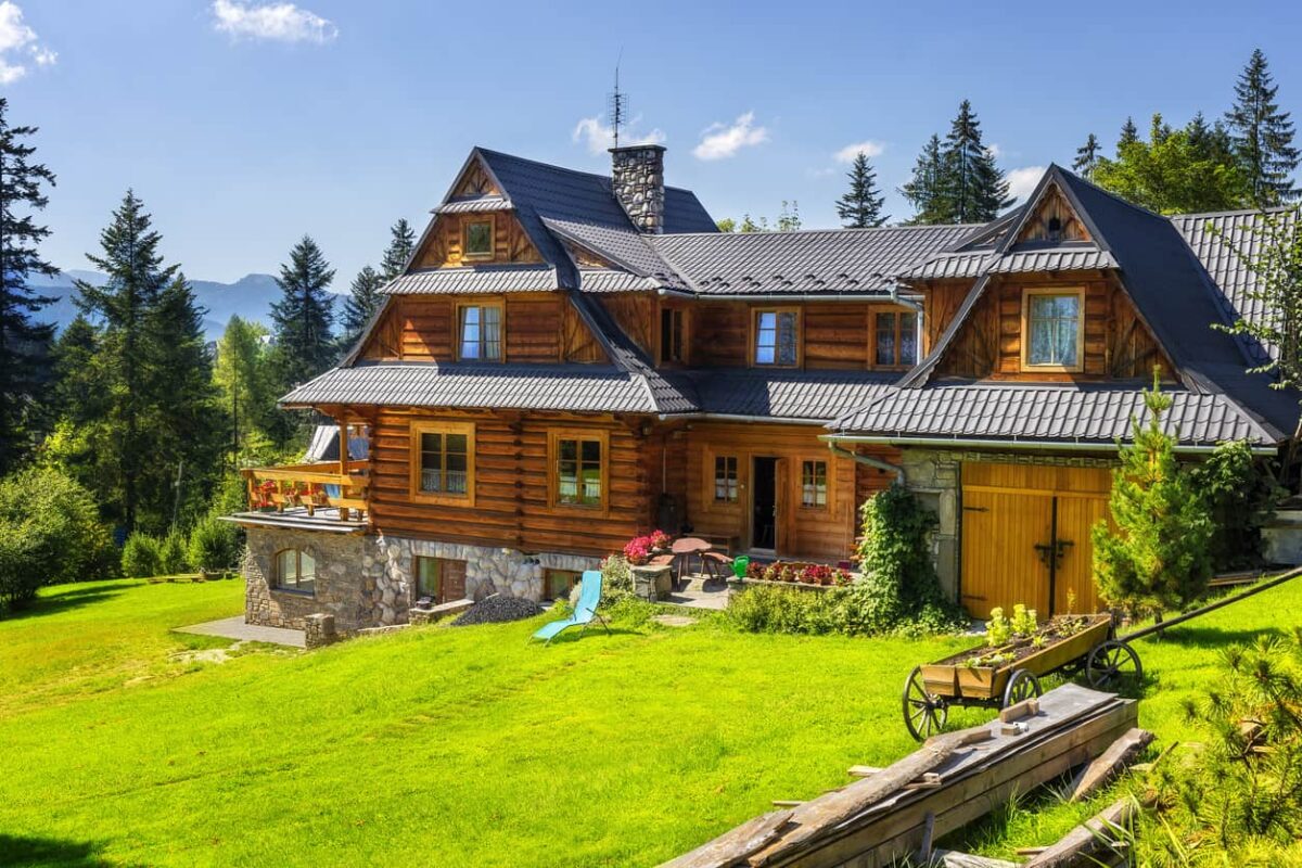 42 Stunning Log Homes & Mansions (Photos) – Home Stratosphere