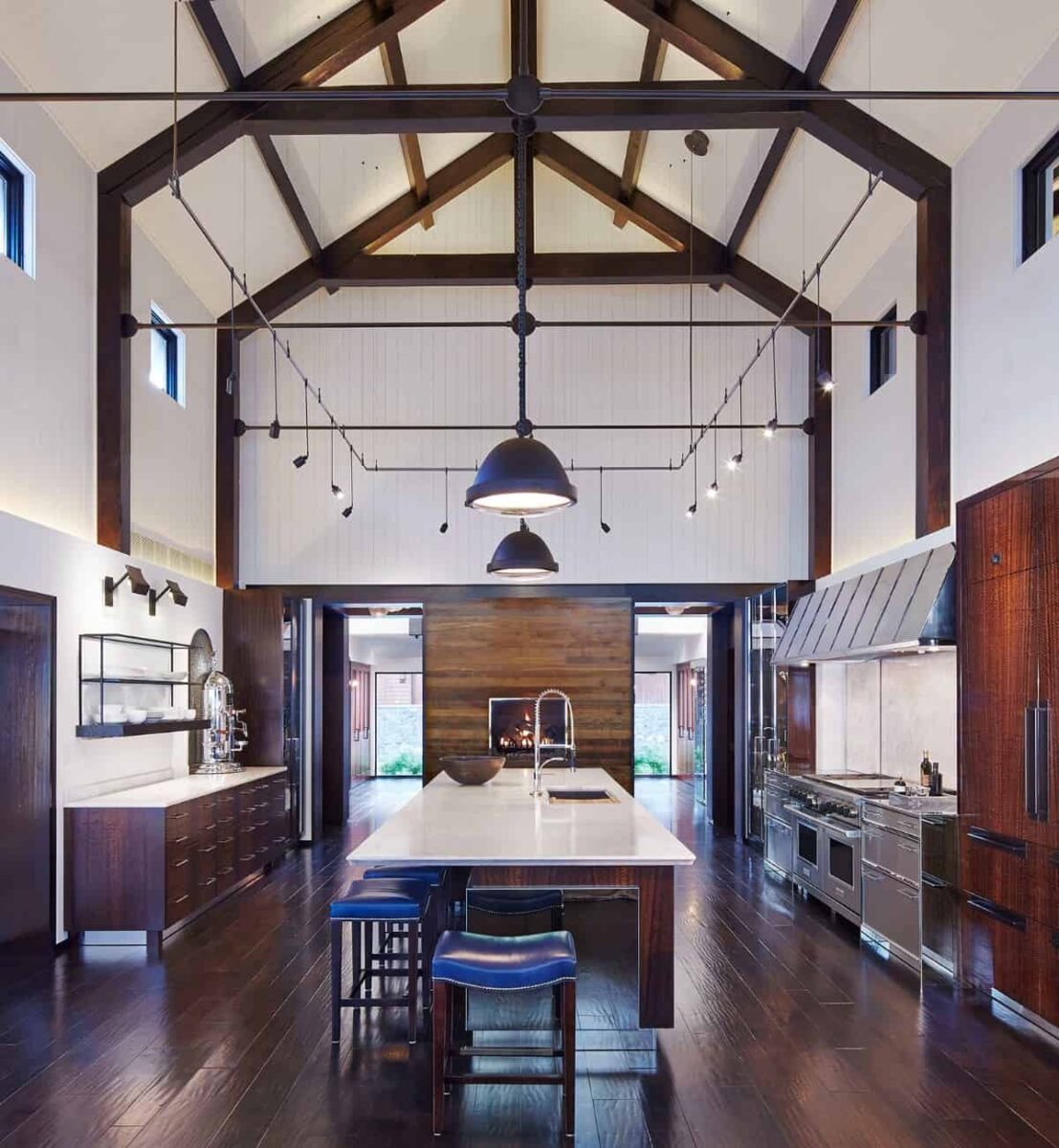 12 Spacious Kitchens With Vaulted Ceilings – Home Stratosphere