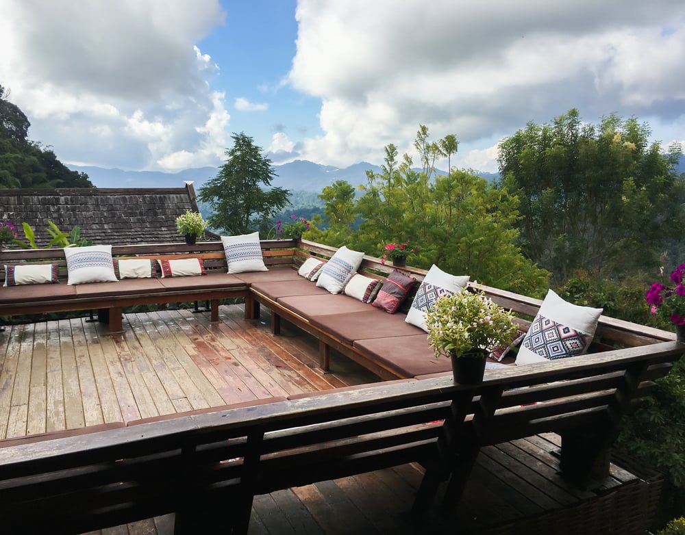 This deck offers a long bench seating with foam and throw pillows, perfect for a relaxing time with family and friends.