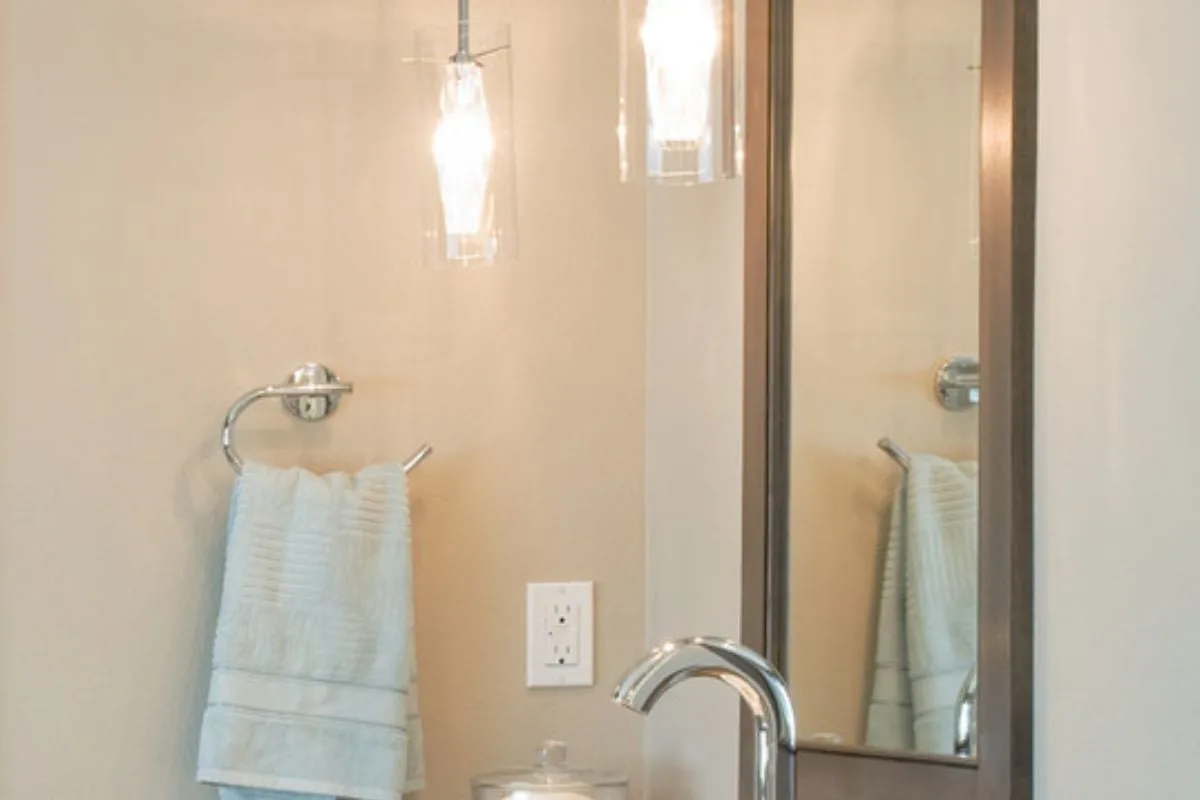 55 Bathrooms with Pendant Lights (Photos)