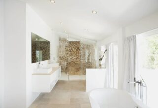 44 Transitional Style Primary Bathroom Ideas (Photos) – Home Stratosphere