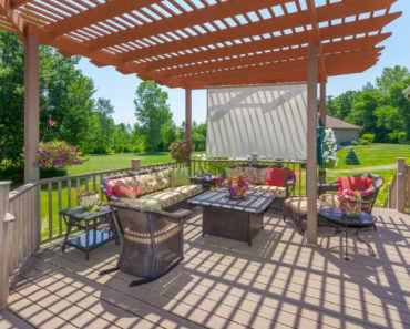 Deck pergola in backyard