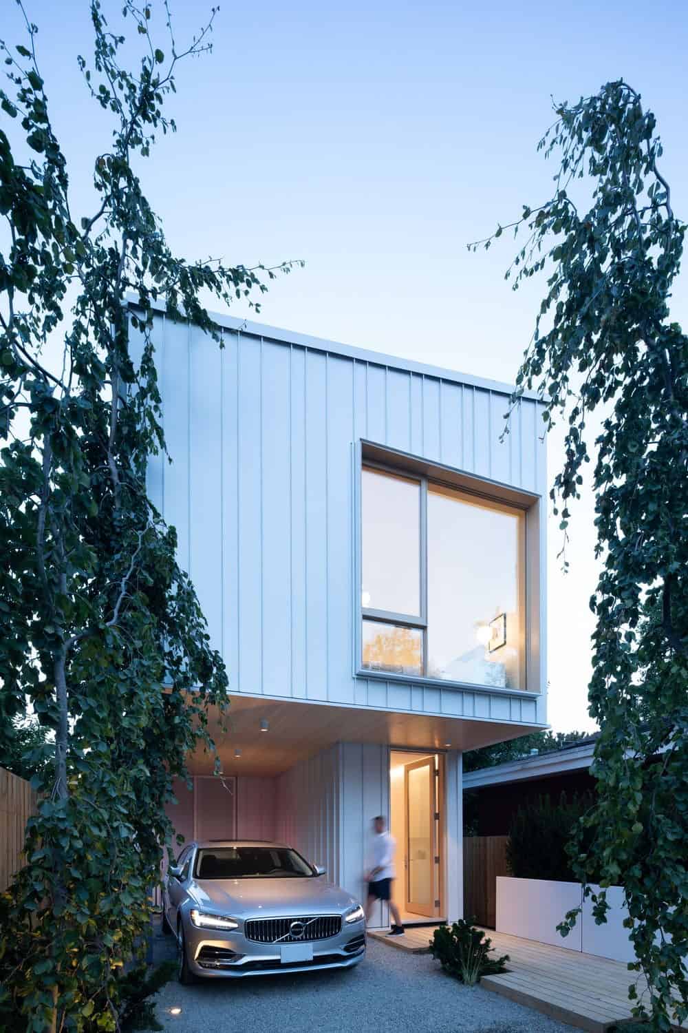 The house's front view features its garage and modish architectural style. Photo credit: Ema Peter