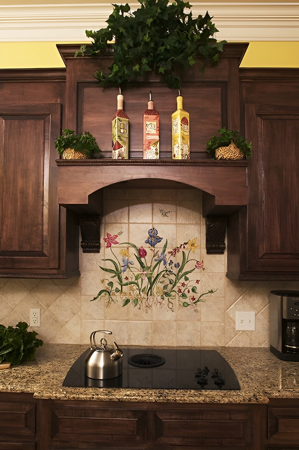 A built-in cooktop paired with a bespoke vent hood completes the kitchen.