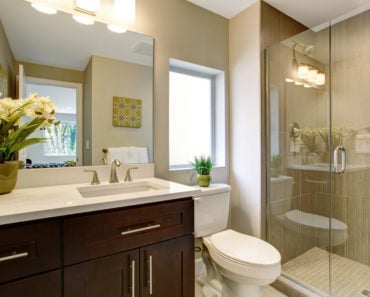 Example of a very nicely decorated and design mall master bathroom