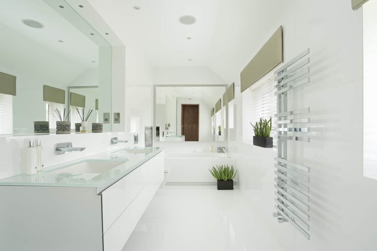15 Elegant White Primary Bathroom Ideas – Home Stratosphere