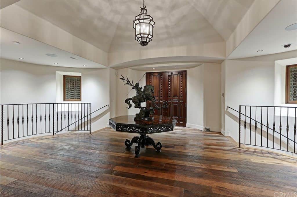 This large foyer features a statue design set on a hardwood flooring.