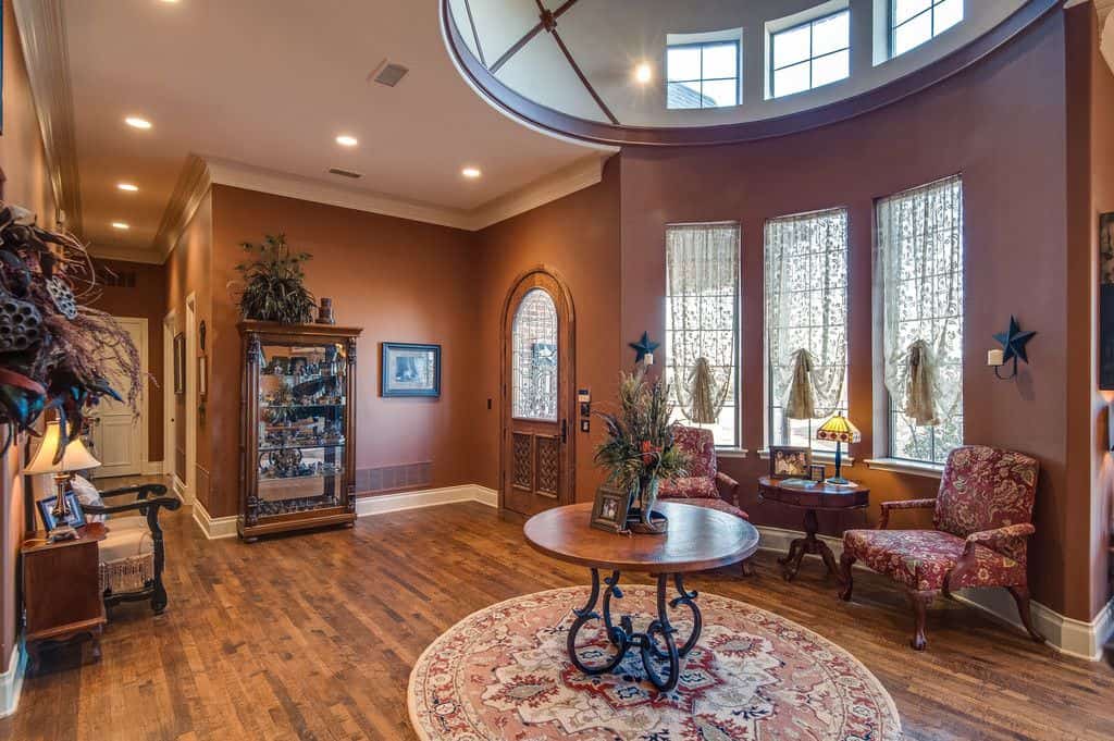 This stylish and elegant foyer features a hardwood flooring and recessed ceiling lights. The walls matches the home's furniture, making it look so perfect.