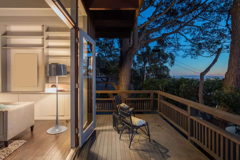 This deck offers an astonishing view of the beautiful surroundings.