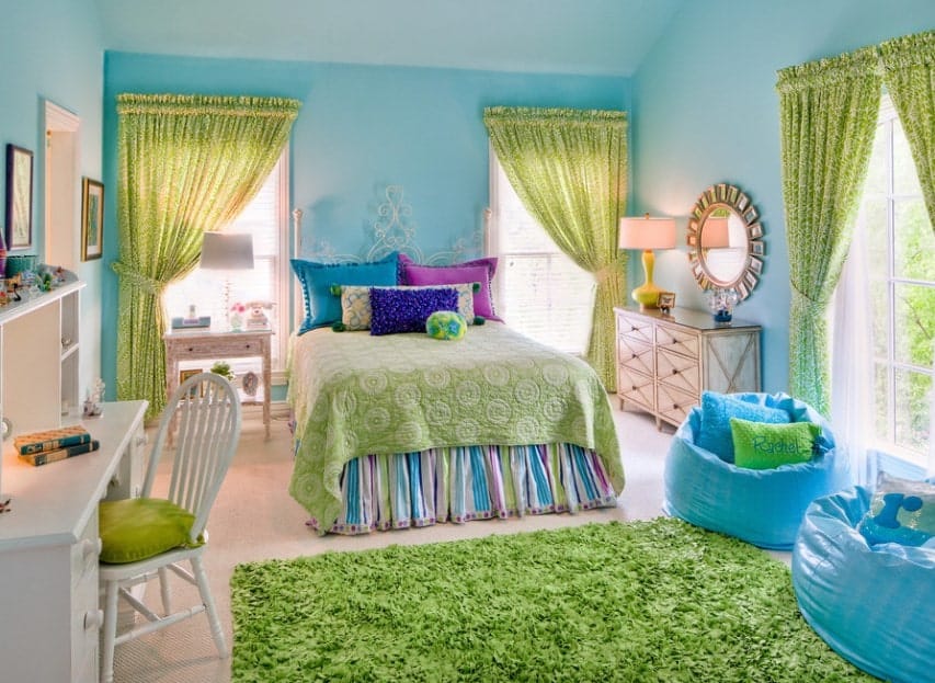 The blue and green color combination of this girl's bedroom looks absolutely stunning and perfect with each other.