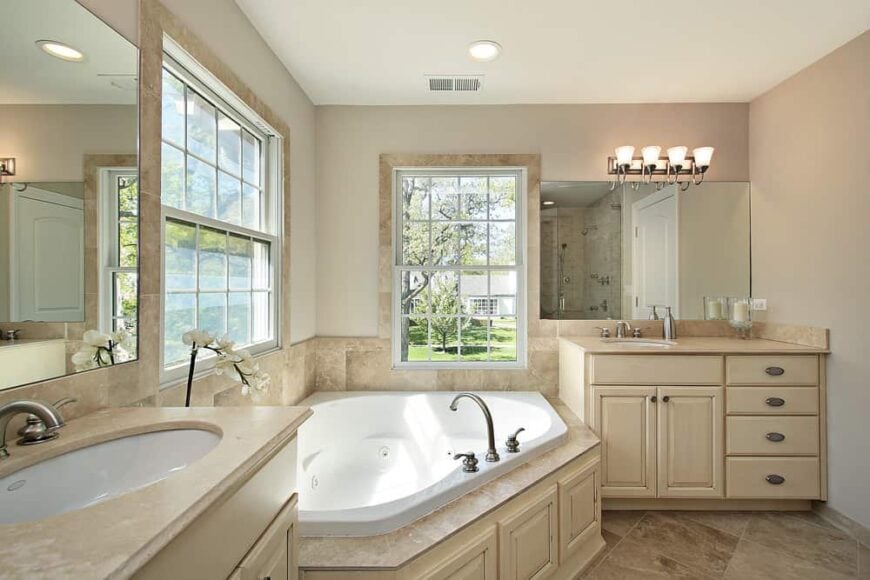 44 Primary Bathrooms with Corner Bathtubs (Photos)