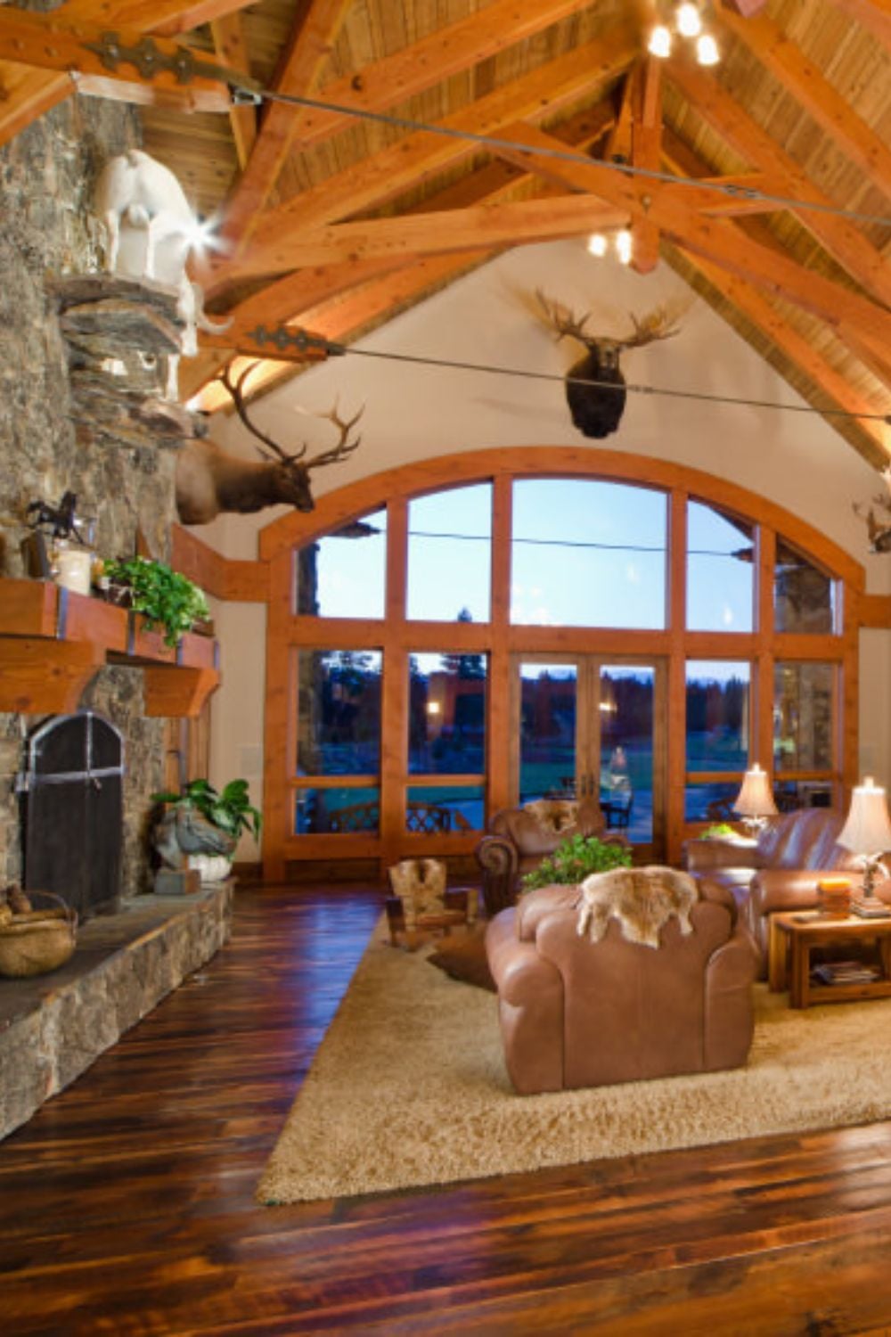 21 Living Rooms with Tall Ceilings Highlight Design Ideas