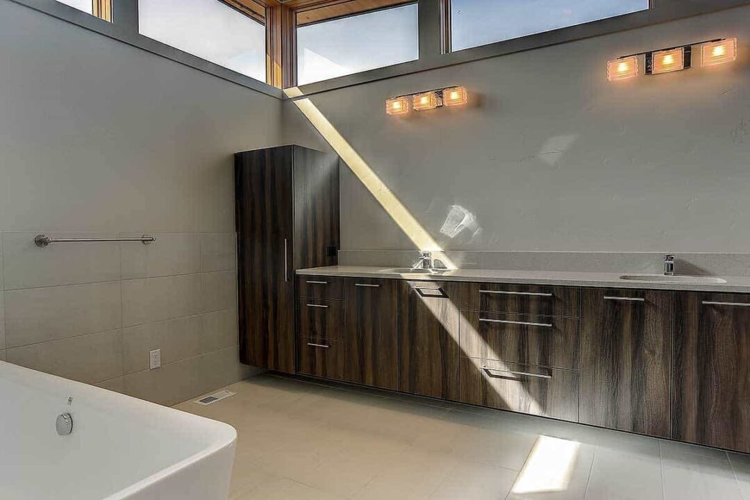 45 Mid-Century Modern Primary Bathroom Ideas (Photos) - Home Stratosphere