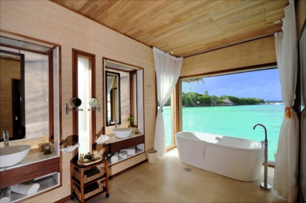 Make a Splash: 24 Beach-Style Primary Bathroom Ideas that Bring the ...