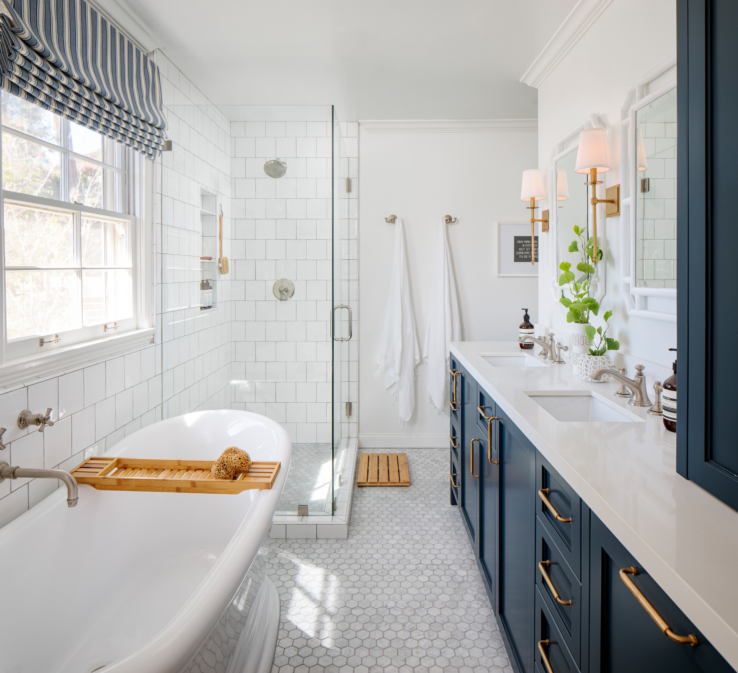 24 Beach-Style Primary Bathroom Ideas - Home Stratosphere
