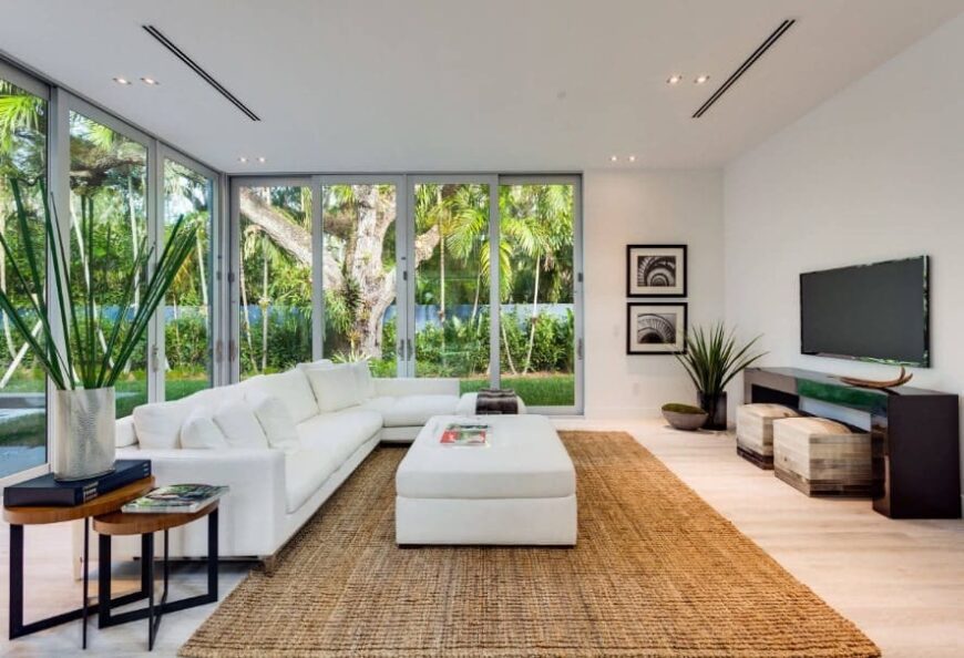 35 Living Rooms with White Couches