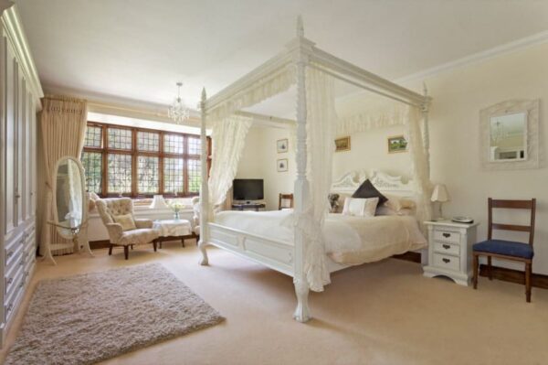 14 Incredible Victorian Style Primary Bedroom Ideas
