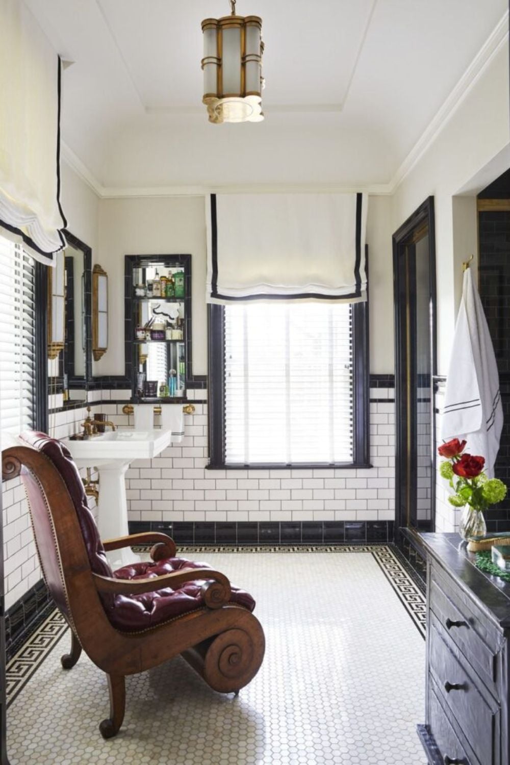 15 Black and White Bathroom Decor Ideas That Embrace Sleek Style