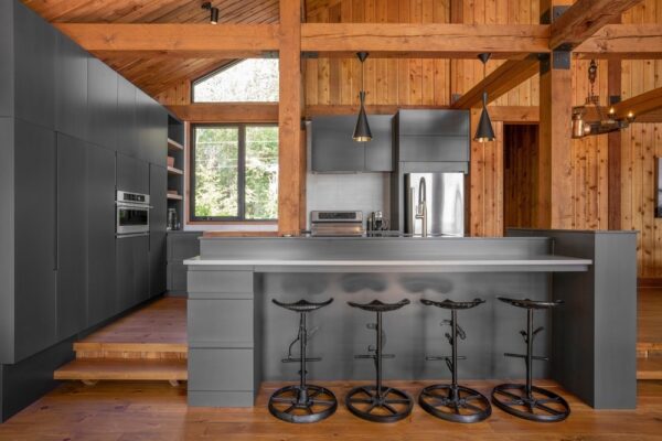 18 Kitchen Ideas That Seamlessly Integrate Columns into their Design ...