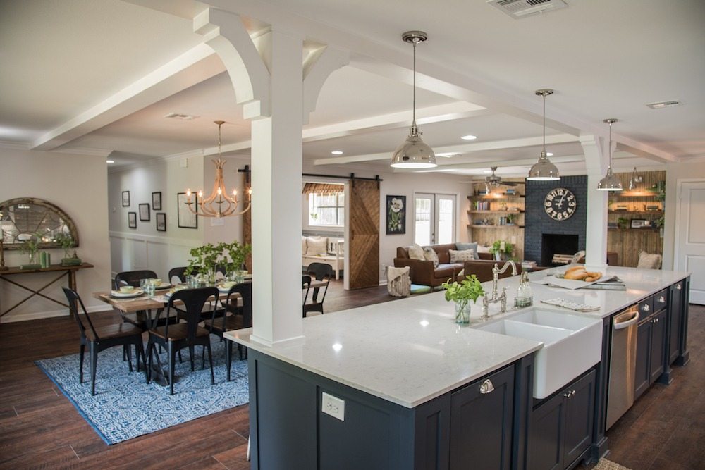 18 Kitchen Ideas That Seamlessly Integrate Columns into their Design ...