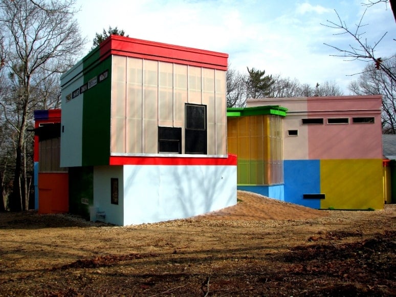 This is a look at the exterior back of the house showing bloack of structures with different colors and patterns. Image courtesy of Toptenrealestatedeals.com.
