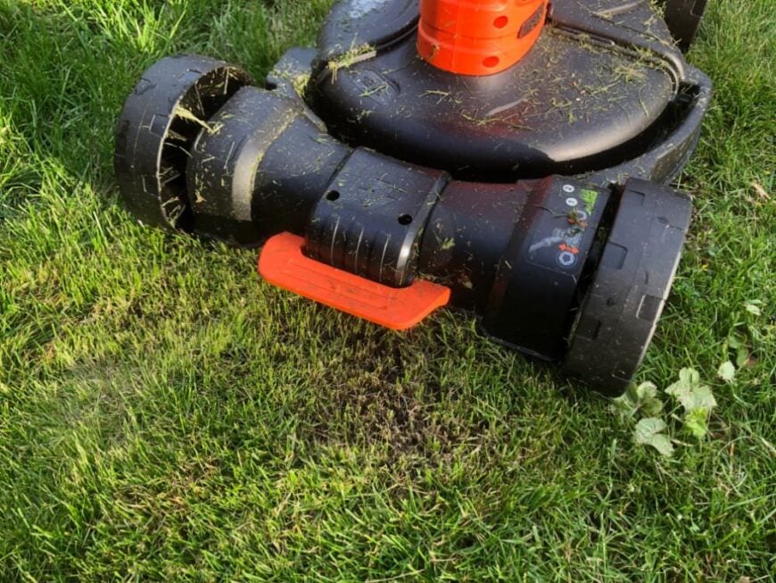 BLACK+DECKER cordless lawnmower pedal for releasing the trimmer/edger