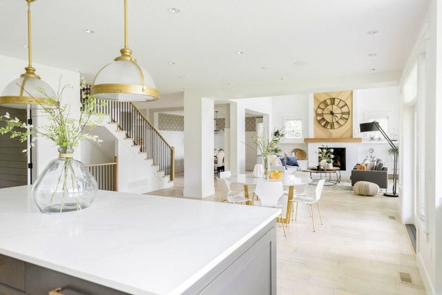 An open layout view showing the kitchen, breakfast area, living room, and dining area concealed in wide pillars.