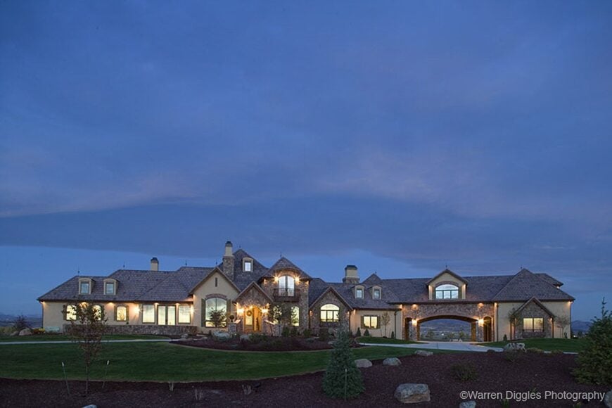 Night view of the home facade and its verdant garden.