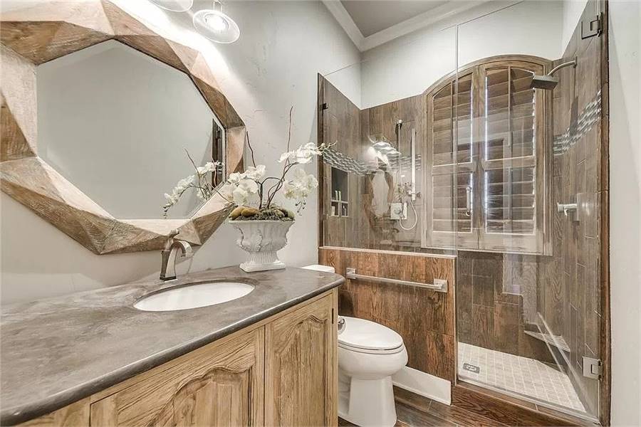 Modern Bathroom with Elegant Design