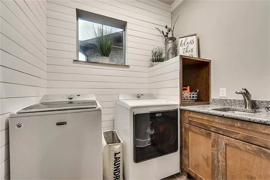Modern Laundry Room Design