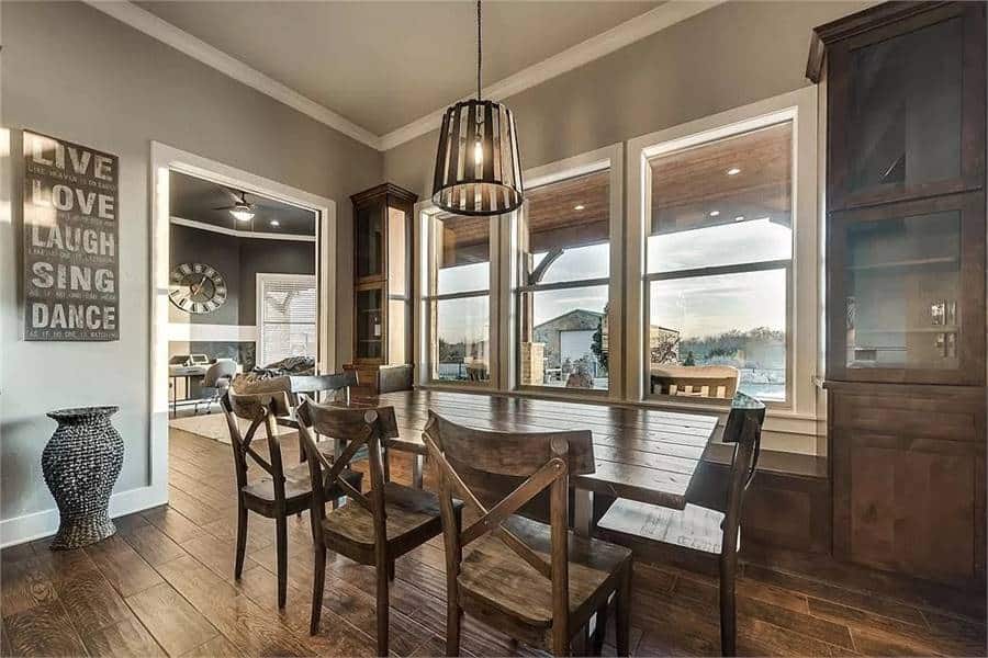 Bright Dining Space with Modern Touches