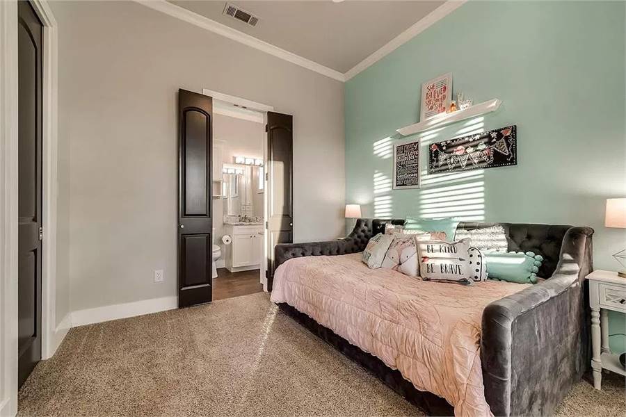 Cozy Daybed Room with Teal Accents