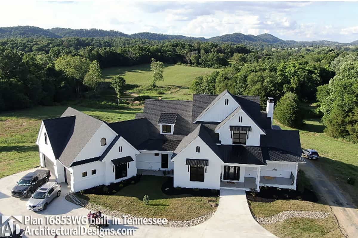 Striking Gables and Expansive Views in Contemporary Design