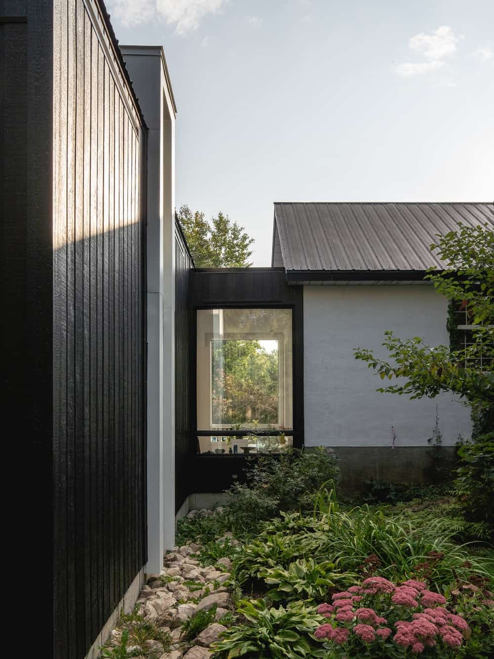 A close look at the house connection of the extension shows that it also has large glass windows.