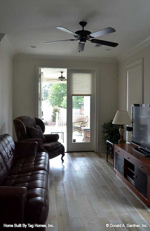 Spacious Living Room with Natural Light and Airflow