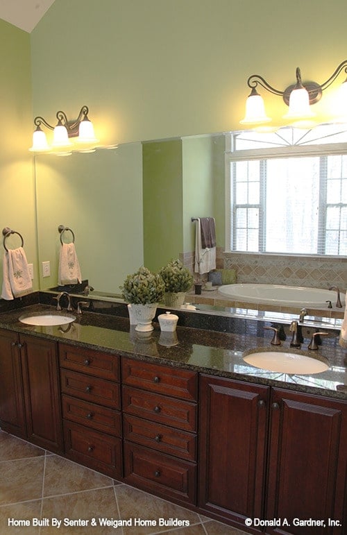 Spacious Bathroom with Elegant Double Vanity Design