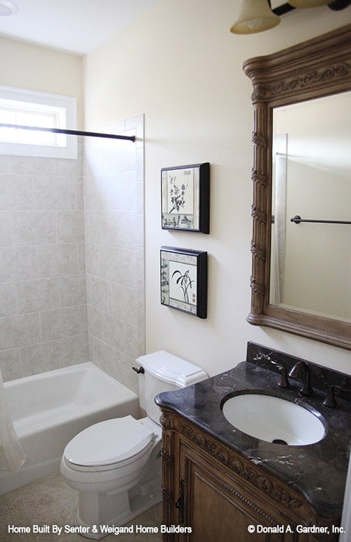 Modern Bathroom Design with Functional Elegance