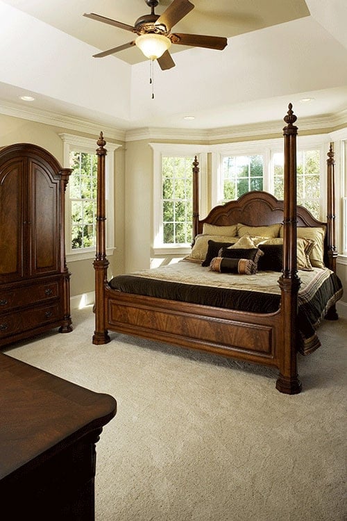 Elegant Bedroom with Classic Four-Poster Bed Design