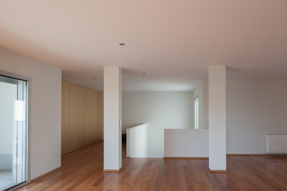 The entryway of the great room is supported by pillars that blend well with the ceiling and walls.