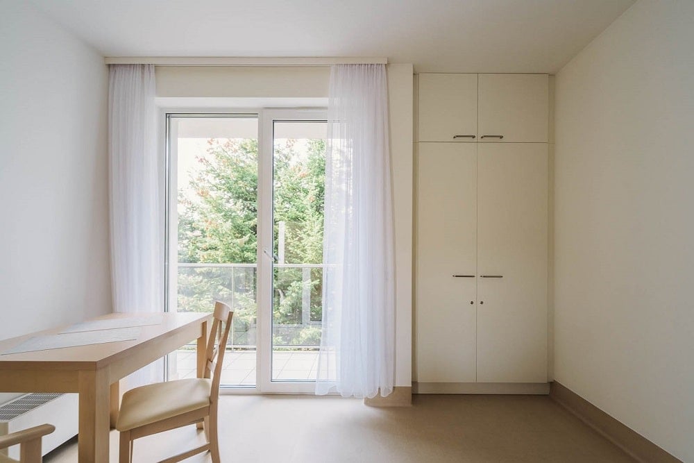 The glass windows bring in an abundance of natural lighting for the beige walls and ceiling.