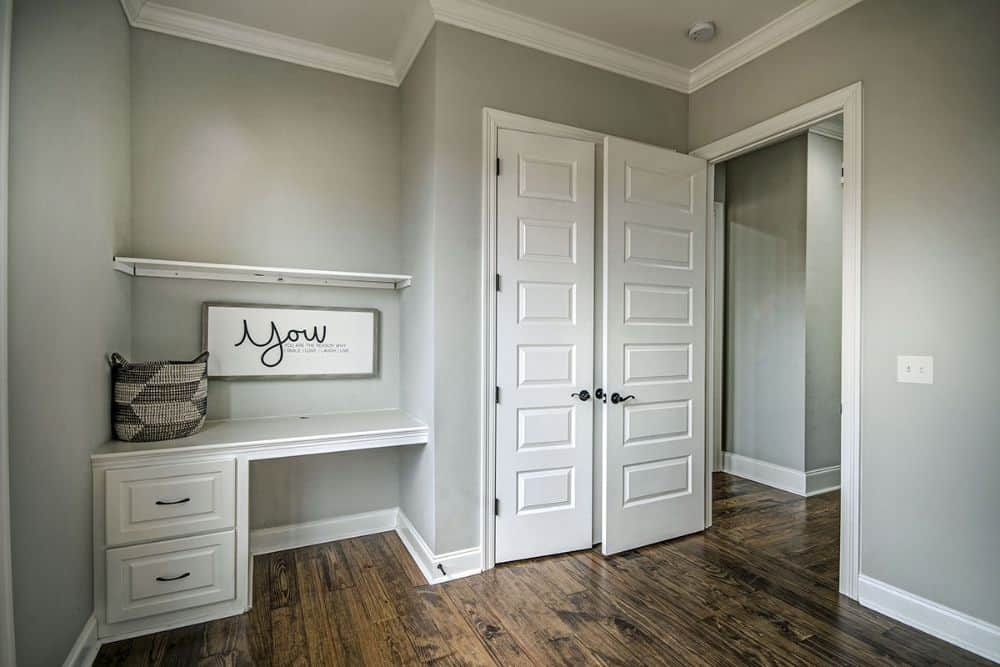 The bedroom includes a walk-in closet and a built-in desk.