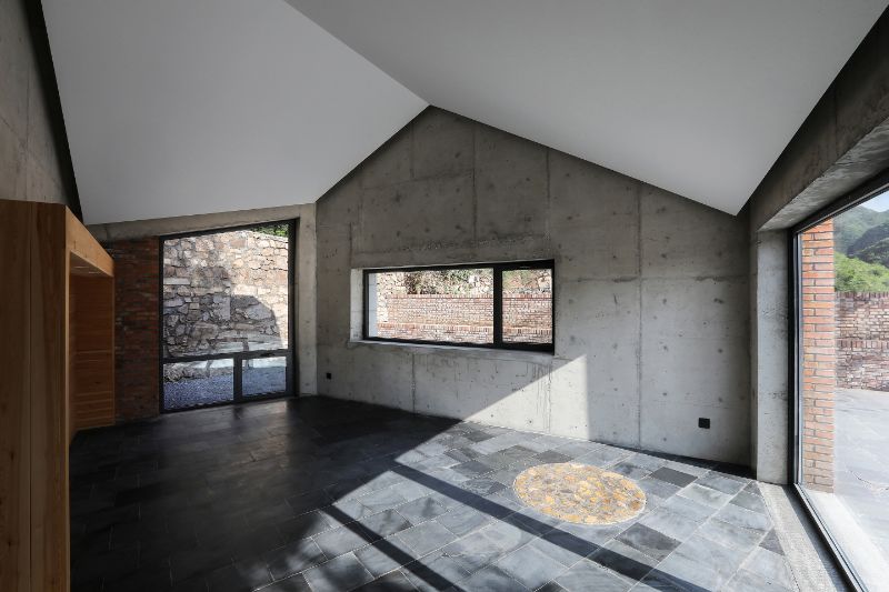 Yanqing residential house bedroom with windows on three sides.