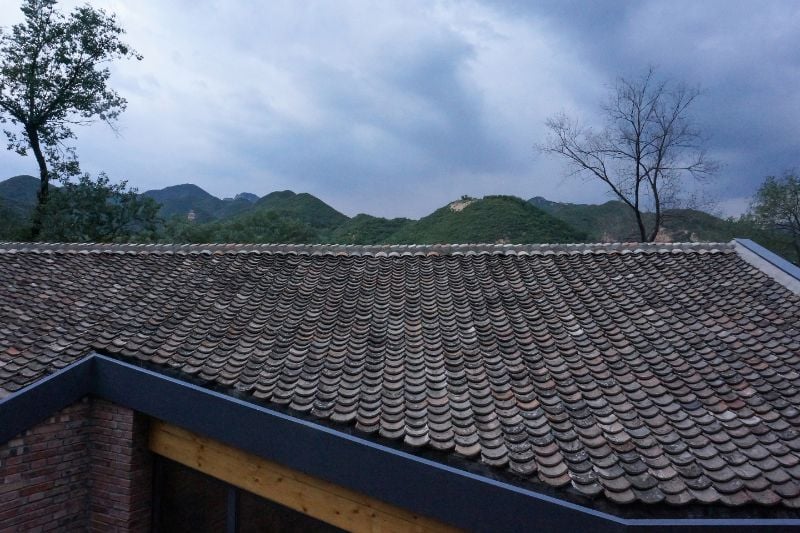Yanqing residential house hut made of recycled tiles.