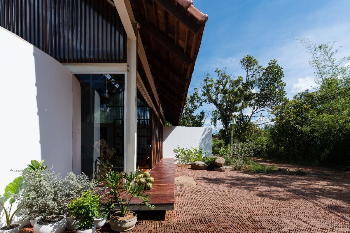 The back area of the house that connect the external and internal spaces.